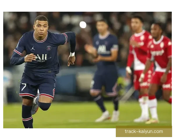 姆巴佩带领巴黎圣日耳曼在法甲争夺中持续保持竞争力，表现稳健。